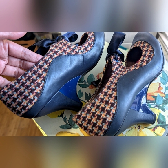 Poetic‎ License Stand Out Navy Pumps - Picture 8 of 14